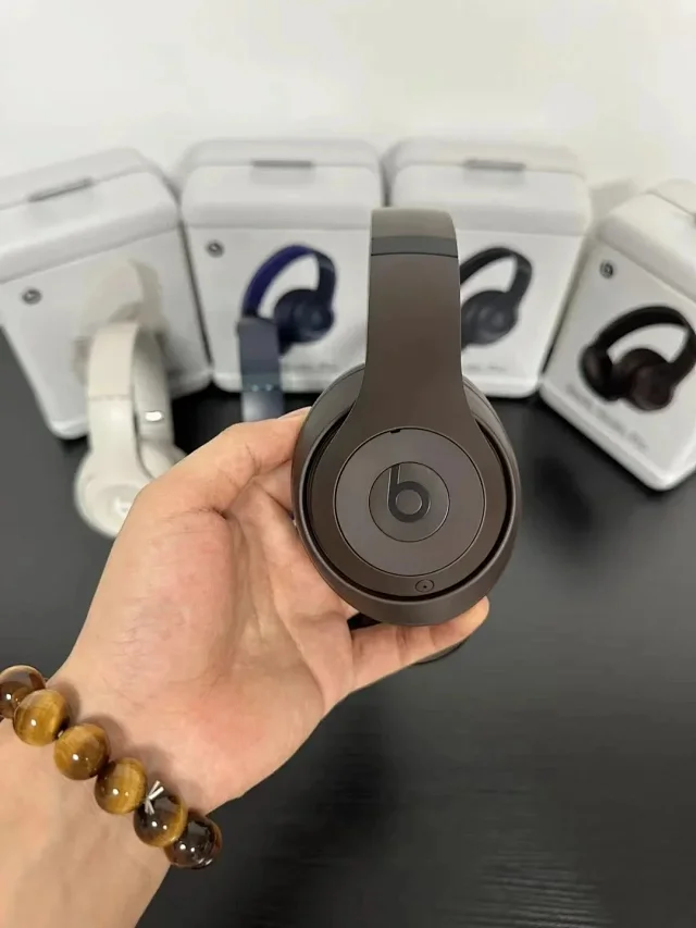 Beats Over-ear wireless headphones product detail image 6