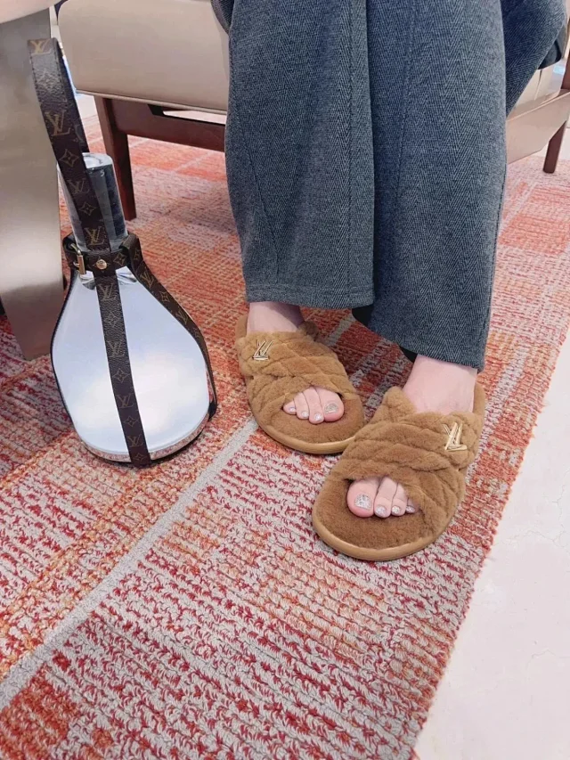 Louis Vuitton Slippers Fur braided double-strap slide with LV hardware product detail image 3