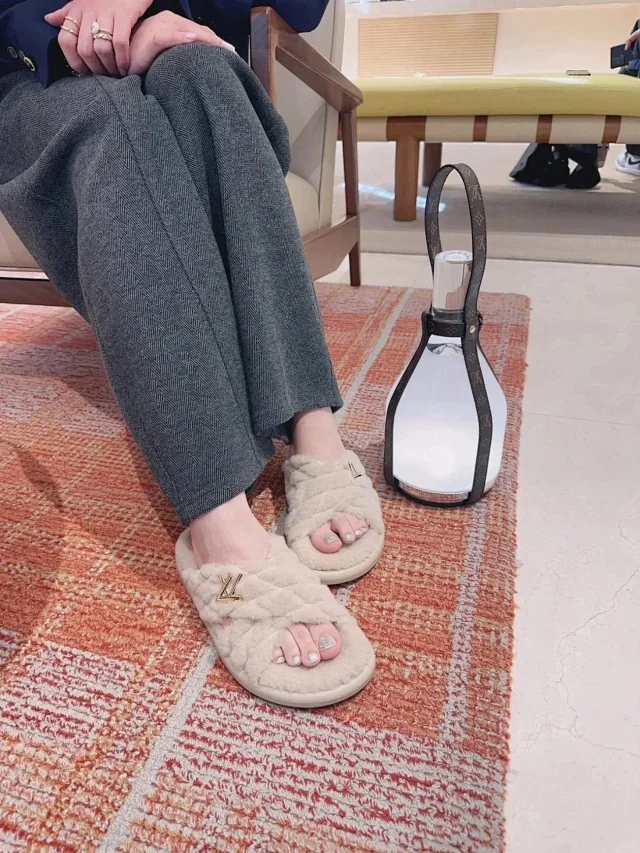 Louis Vuitton Slippers Fur braided double-strap slide with LV hardware product detail image 4