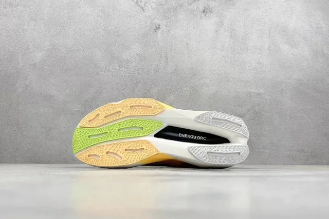 New Balance Sneakers FuelCell Rebel v4 product detail image 4