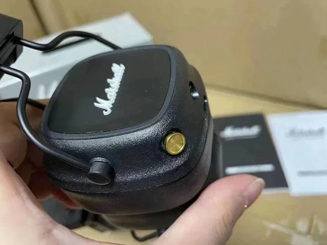 Beats Over-ear wireless headphones product detail image 27