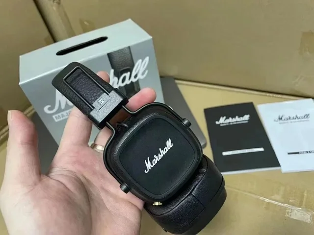 Beats Over-ear wireless headphones product detail image 31