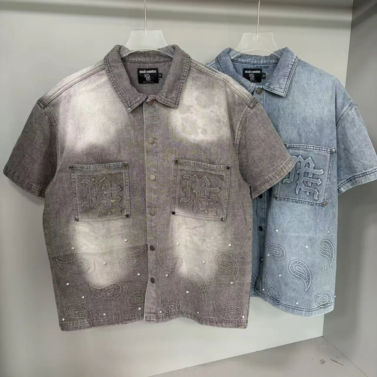 Mixed Emotion Shirts Short-sleeve denim button-up shirt with paisley embroidery and studs — Gray coat
