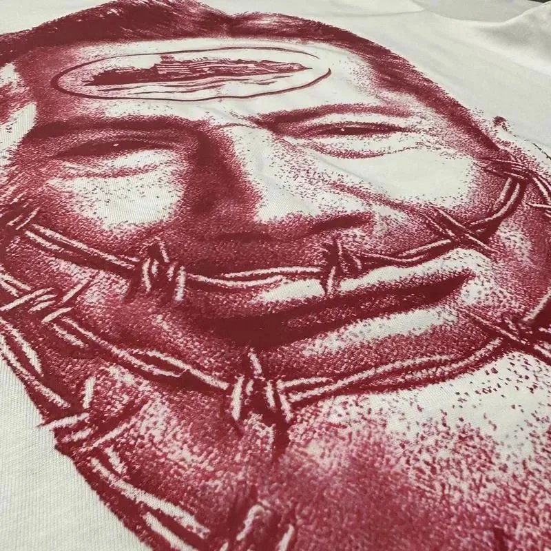 White Graphic Print T-Shirt Red Barbed Wire Face Art Casual
