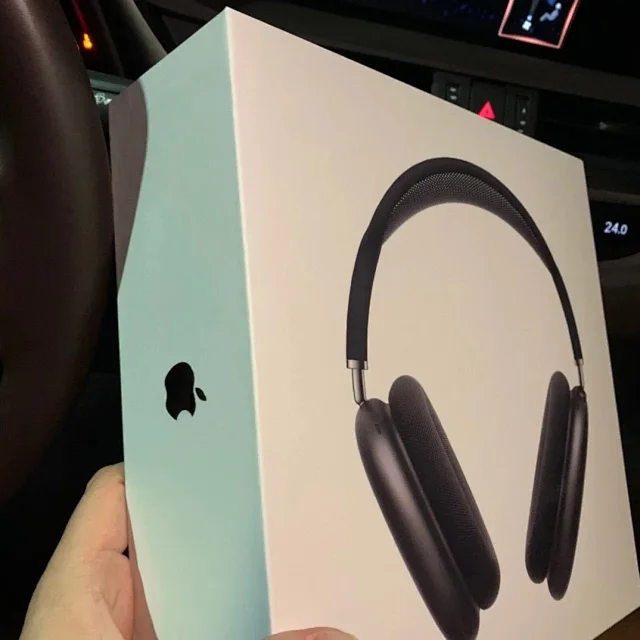 Beats Over-ear wireless headphones product detail image 19