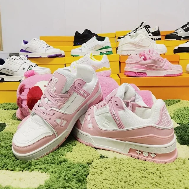 Louis Vuitton Sneakers Low-Top Monogram Panel product detail image 3