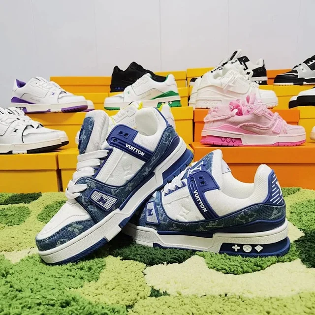 Louis Vuitton Sneakers Low-Top Monogram Panel product detail image 1