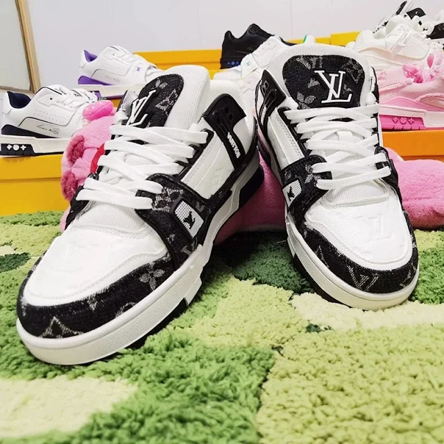 Louis Vuitton Sneakers Low-Top Monogram Panel product detail image 7