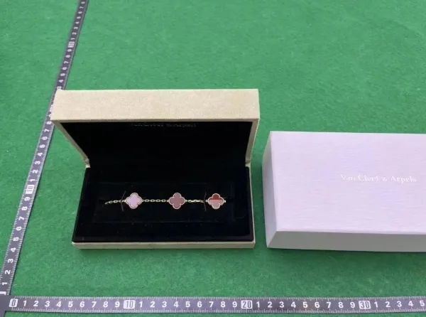 Van Cleef & Arpels Alhambra Motif Bracelet Gold Mother-of-Pearl Bracelet - 3