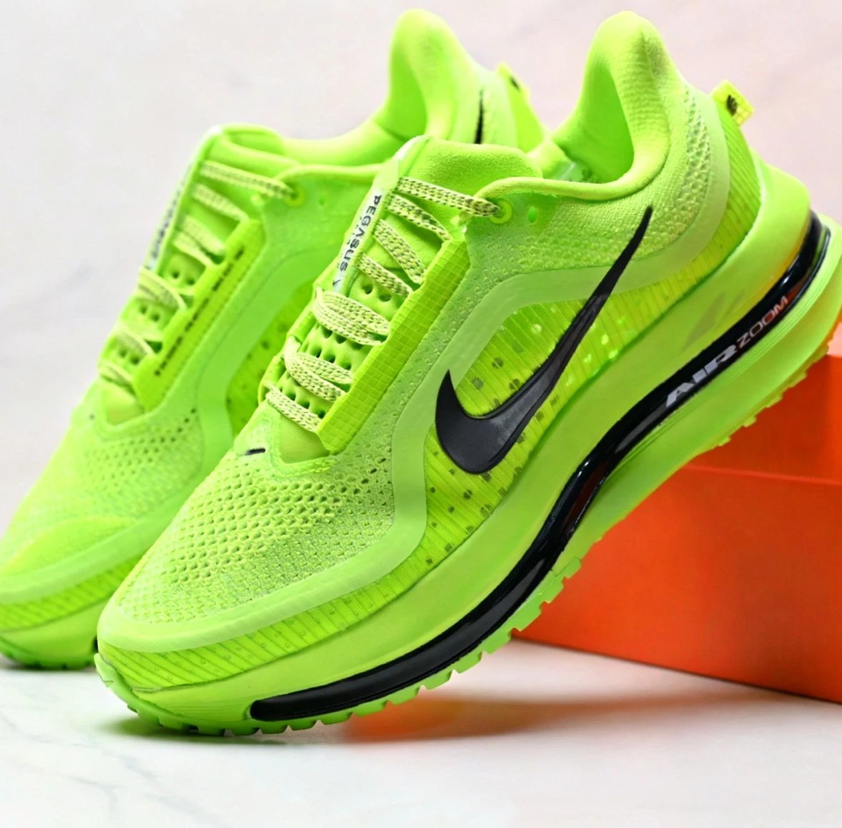 Nike Sneakers Mesh running with visible air-cushioned sole — 26
