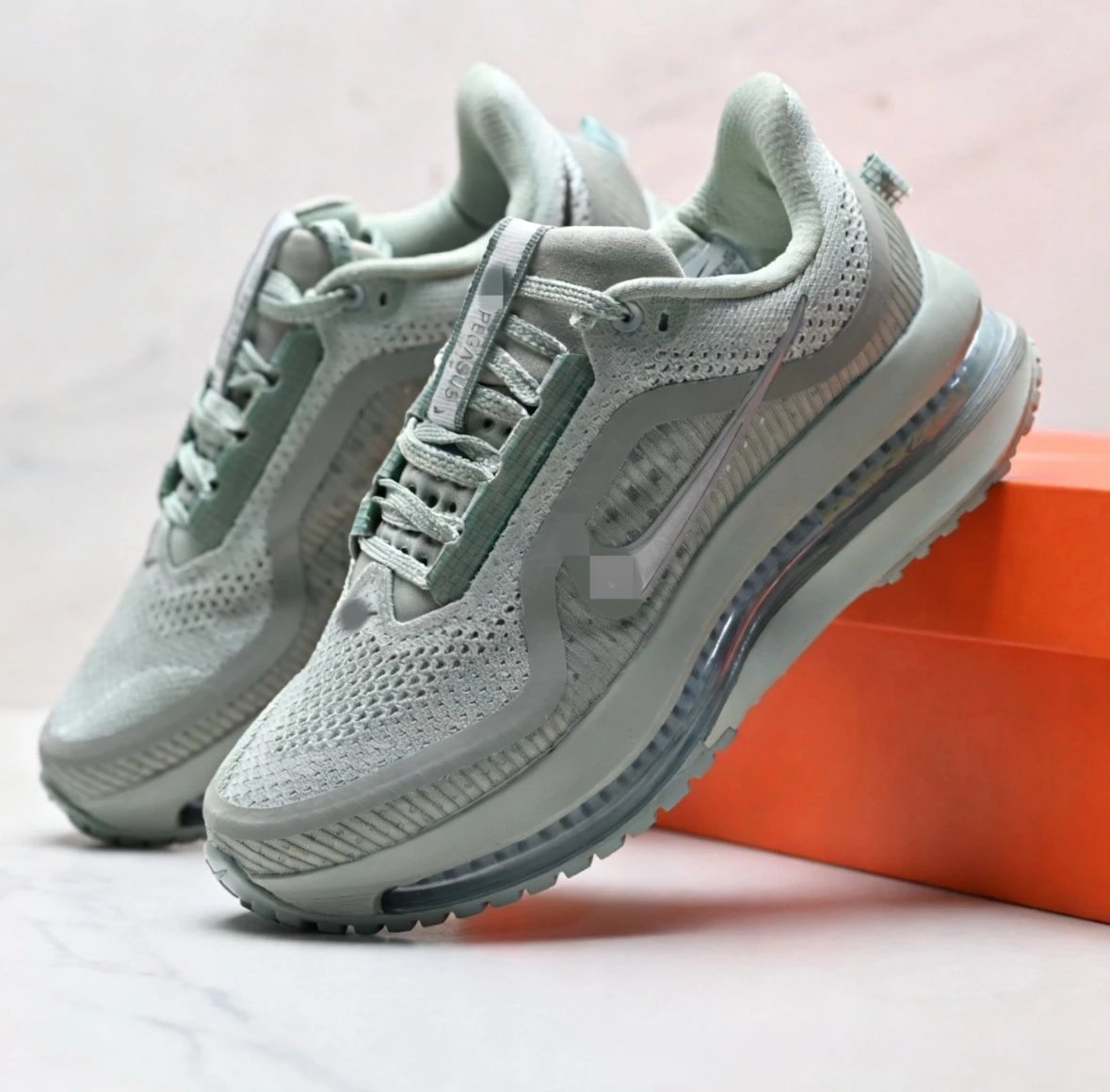 Nike Sneakers Mesh running with visible air-cushioned sole — 24