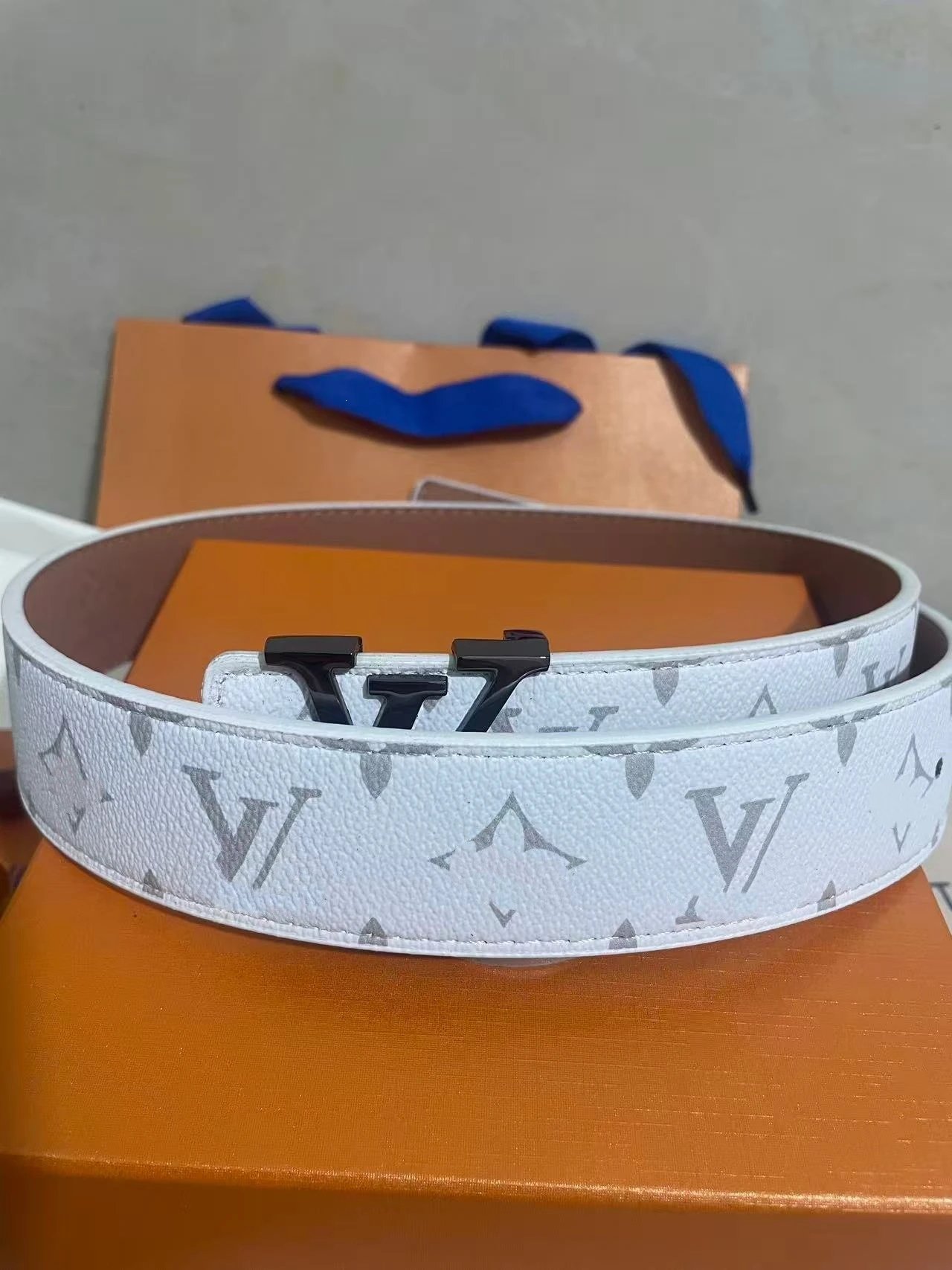 White Floral Gun Buckle