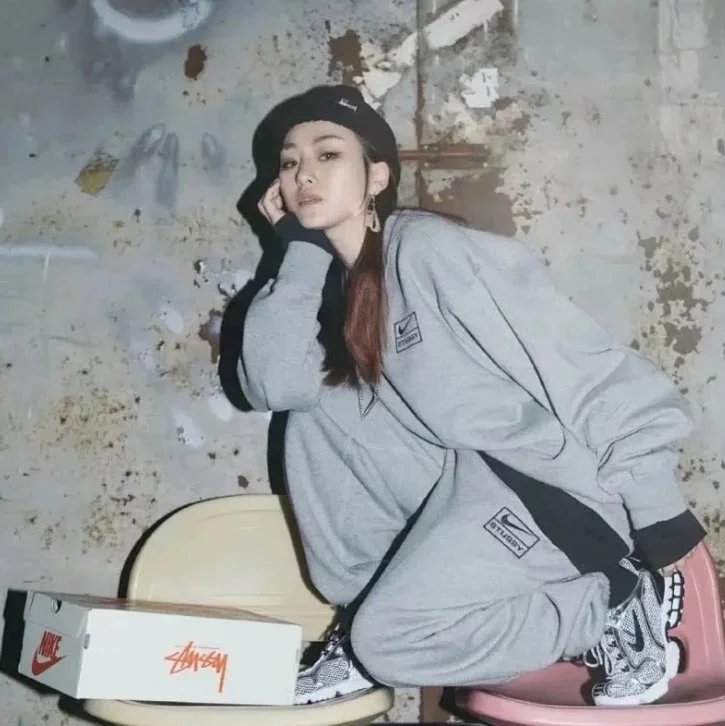 N家联名斯家圆领卫衣