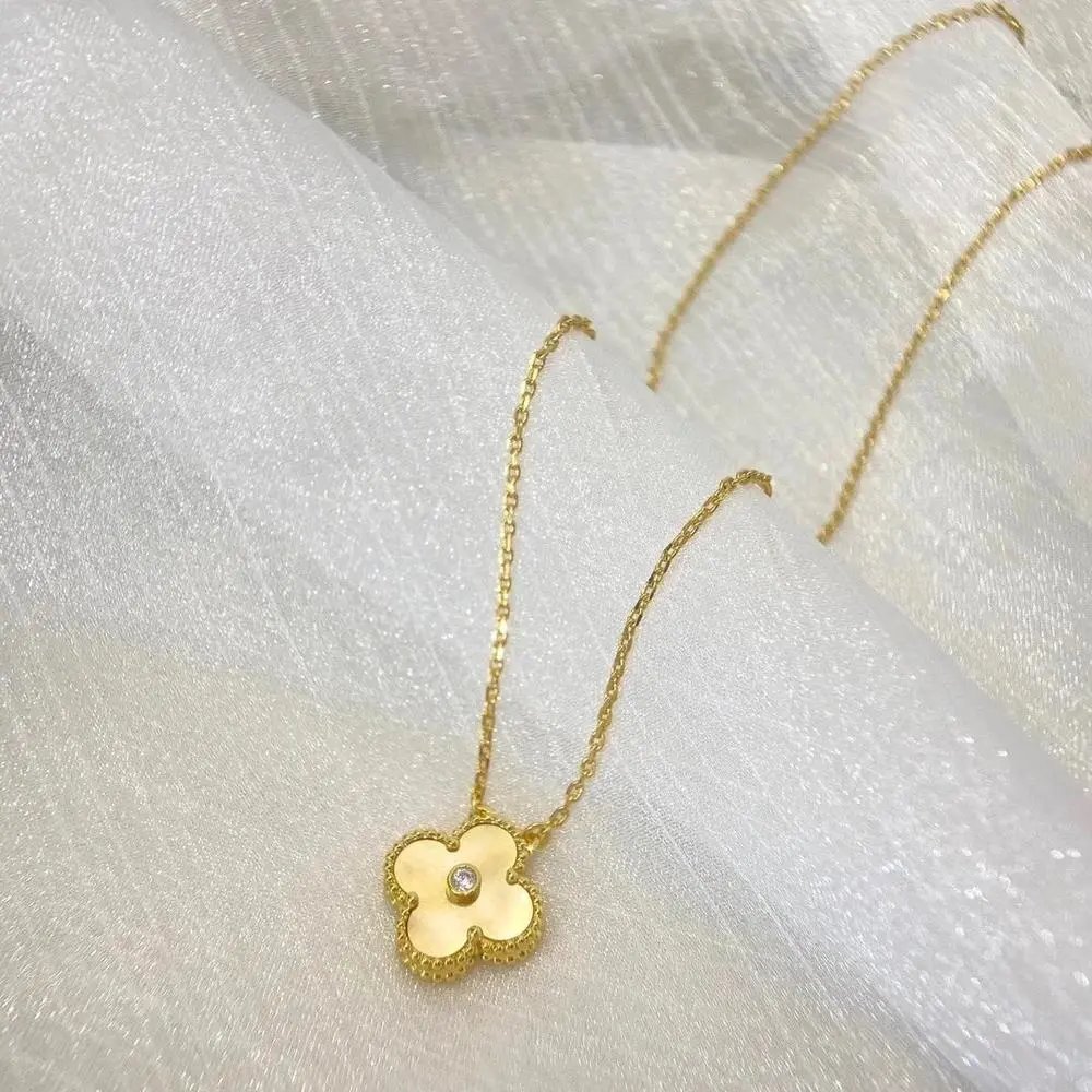 Unbranded Jewelry Four-Leaf Clover Pendant Necklace — Style 22