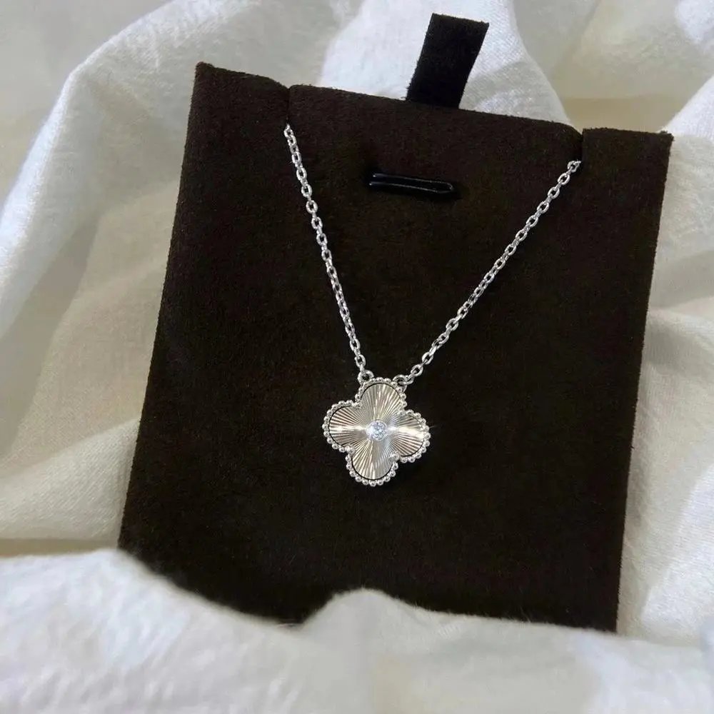 Unbranded Jewelry Four-Leaf Clover Pendant Necklace — Style 23