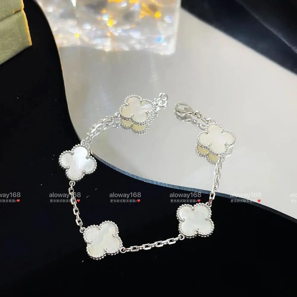 Unbranded Jewelry Clover Motif Chain Bracelet — Style 3