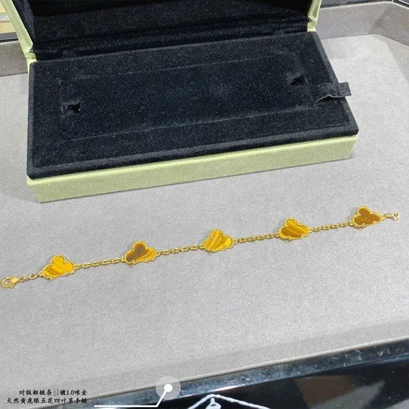 Unbranded Jewelry Clover Motif Chain Bracelet — Style 17