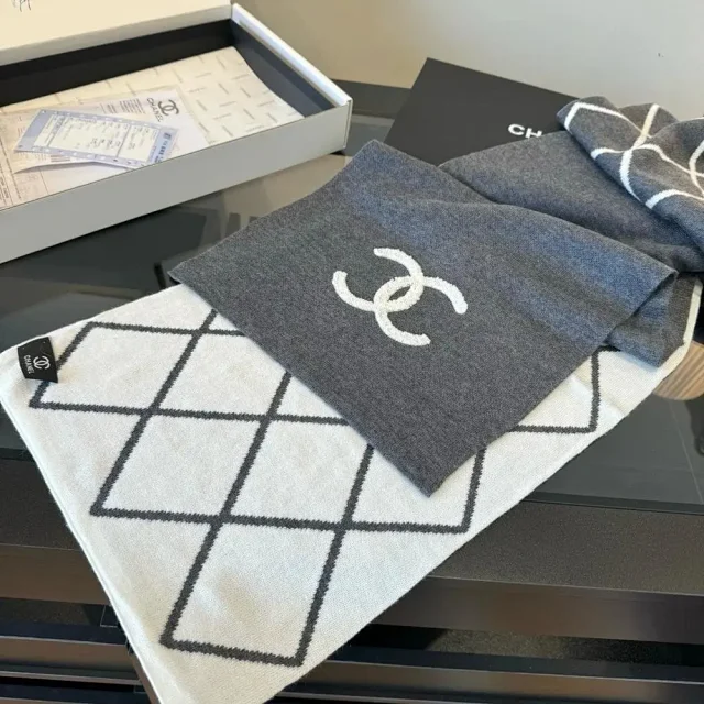 Chanel Scarves Knitted CC Logo Scarf product detail image 3