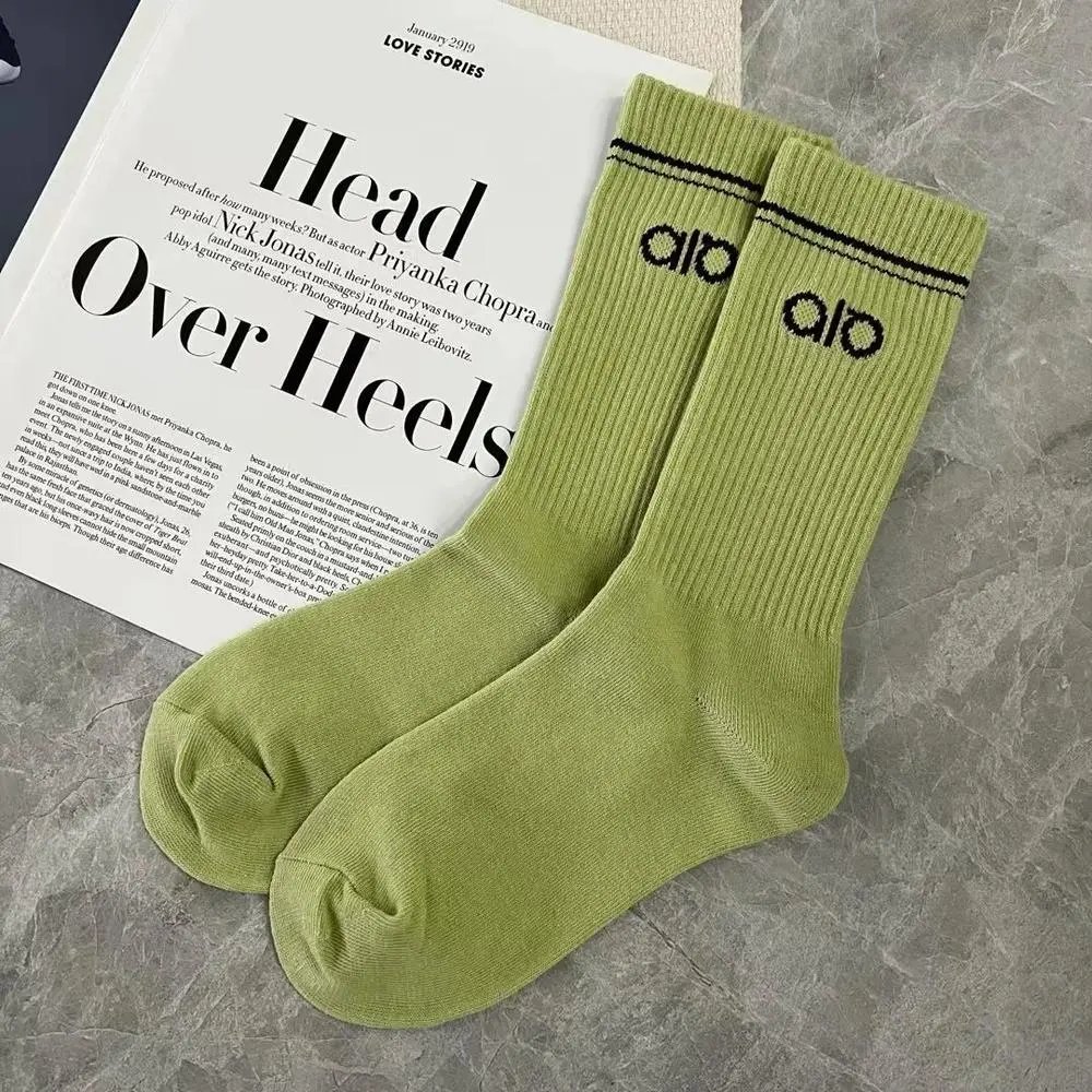 Alo Socks Ribbed crew with striped cuffs — Style 8