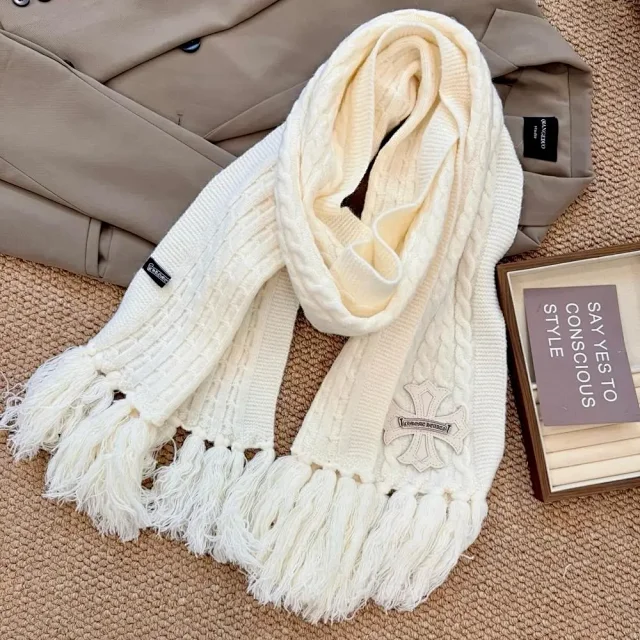 Chanel Scarves Knitted CC Logo Scarf product detail image 4