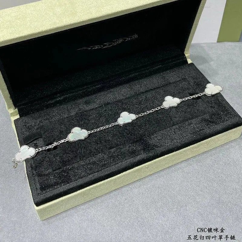 Unbranded Jewelry Clover Motif Chain Bracelet — Style 3