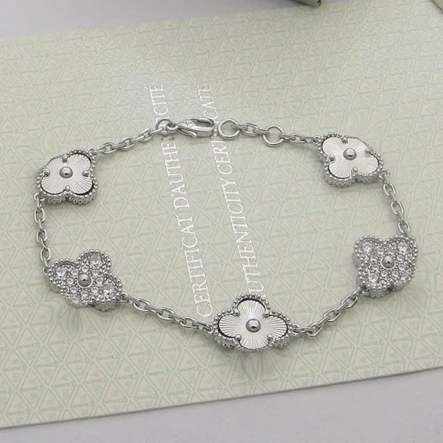 Unbranded Jewelry Clover Motif Chain Bracelet product detail image 2