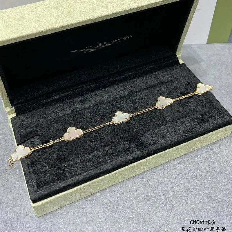 Unbranded Jewelry Clover Motif Chain Bracelet — Style 5