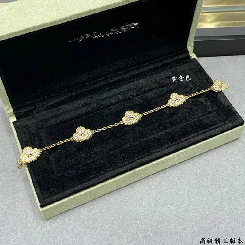Unbranded Jewelry Clover Motif Chain Bracelet — Style 37