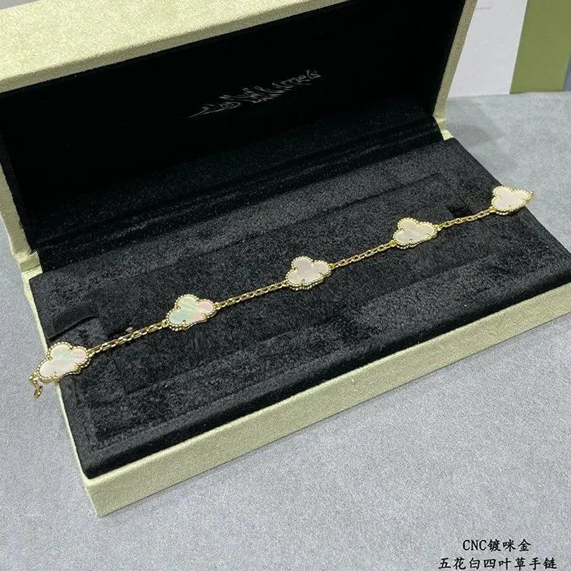 Unbranded Jewelry Clover Motif Chain Bracelet — Style 4