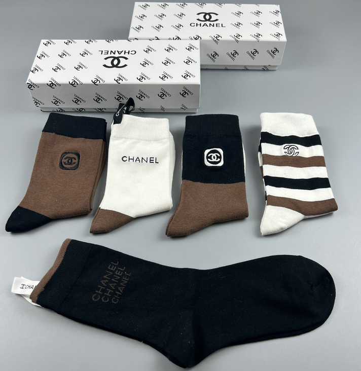 AMI Paris Socks Ribbed heart-logo crew — Chanel.1