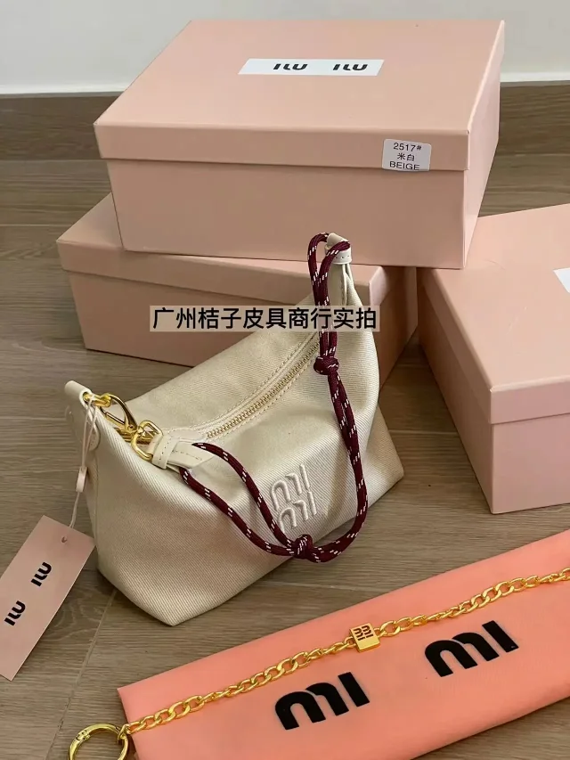 Miu Shoulder Bags Canvas hobo bag with rope handle and chain strap product detail image 9