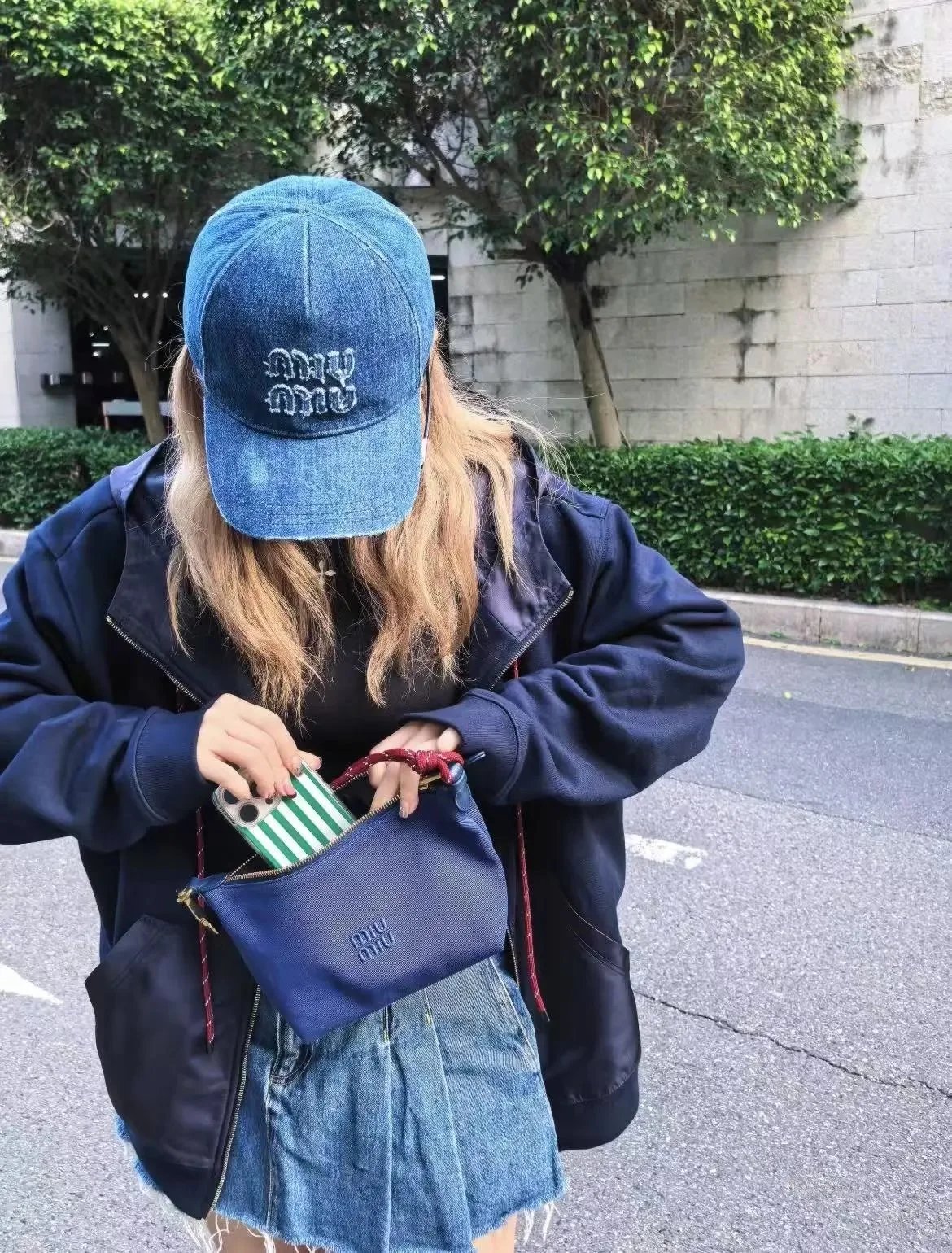 Navy Blue (includes a chain, comes with a gift box)