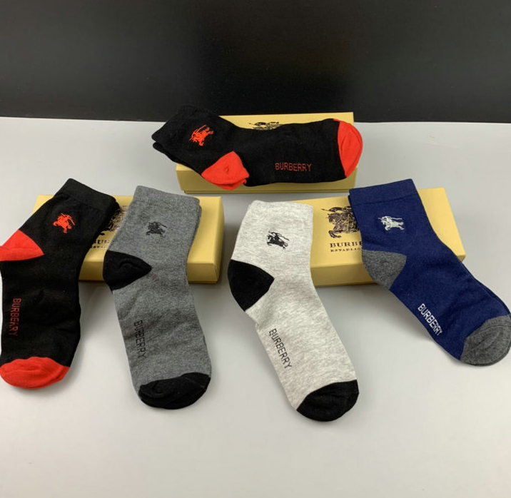 AMI Paris Socks Ribbed heart-logo crew — Burberry.2