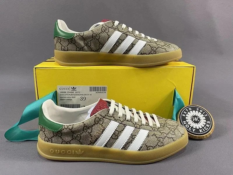 Gucci Sneakers Gazelle three-stripe image 3