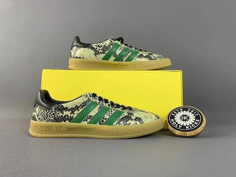 Gucci Sneakers Gazelle three-stripe — 15