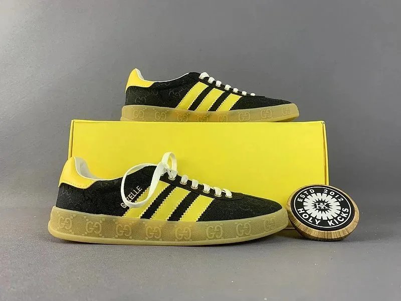 Gucci Sneakers Gazelle three-stripe image 12