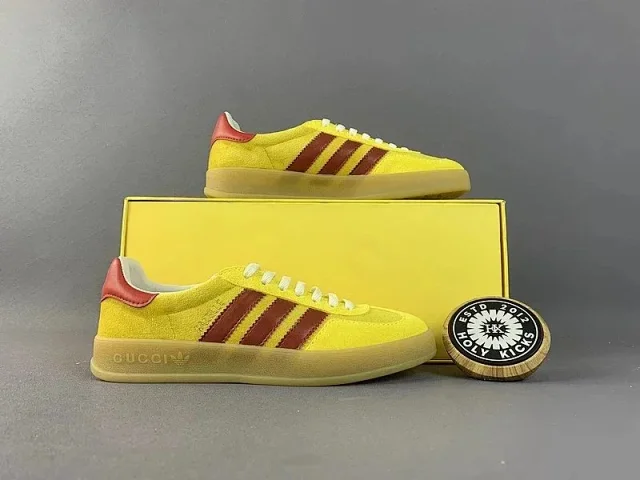 Gucci Sneakers Gazelle three-stripe product detail image 5