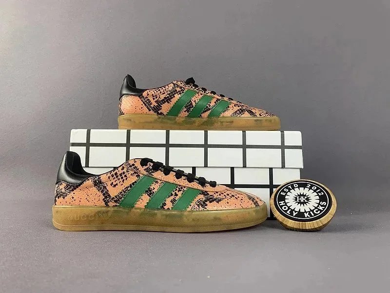 Gucci Sneakers Gazelle three-stripe image 14