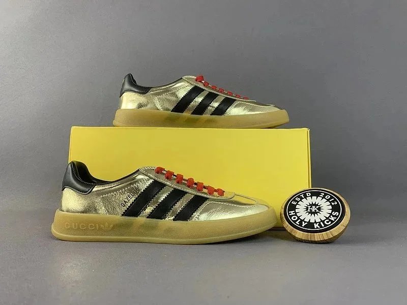 Gucci Sneakers Gazelle three-stripe — 26
