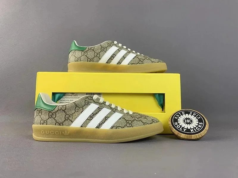 Gucci Sneakers Gazelle three-stripe — 16