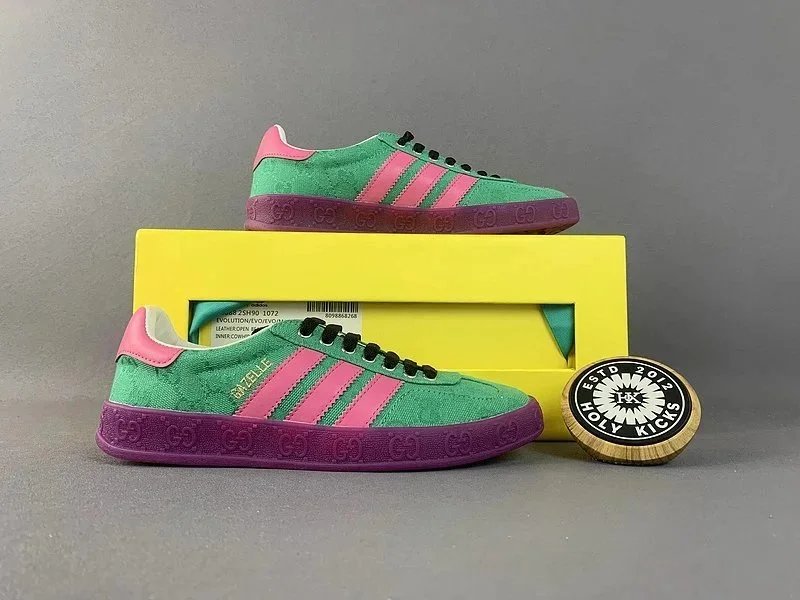 Gucci Sneakers Gazelle three-stripe — 22