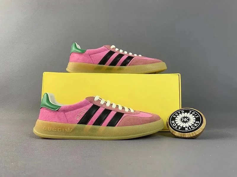 Gucci Sneakers Gazelle three-stripe — 18