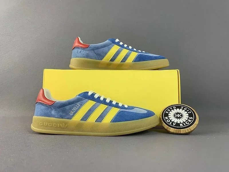 Gucci Sneakers Gazelle three-stripe — 24