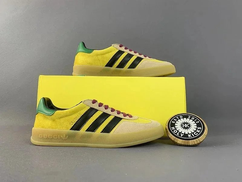 Gucci Sneakers Gazelle three-stripe — 17