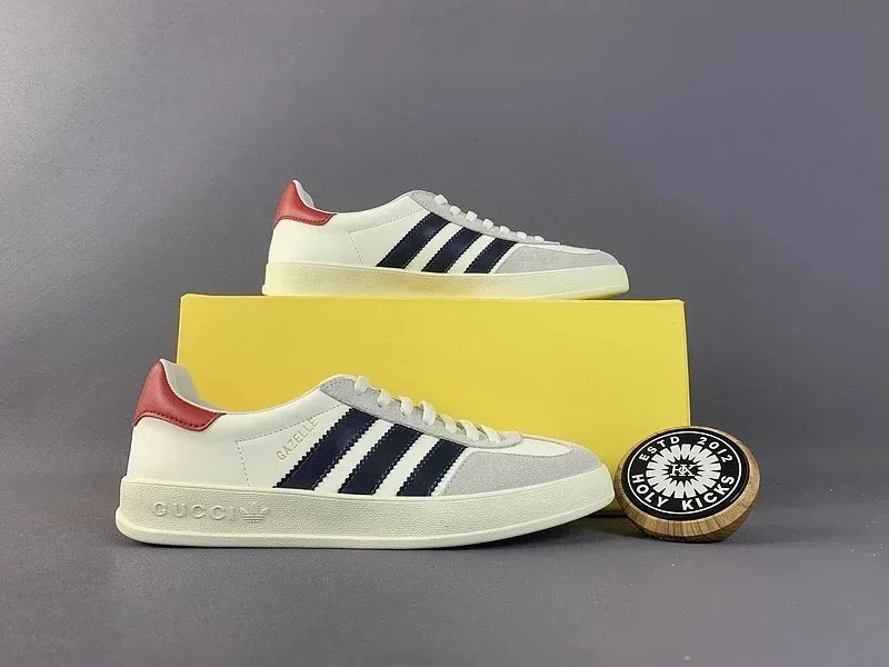 Gucci Sneakers Gazelle three-stripe — 23