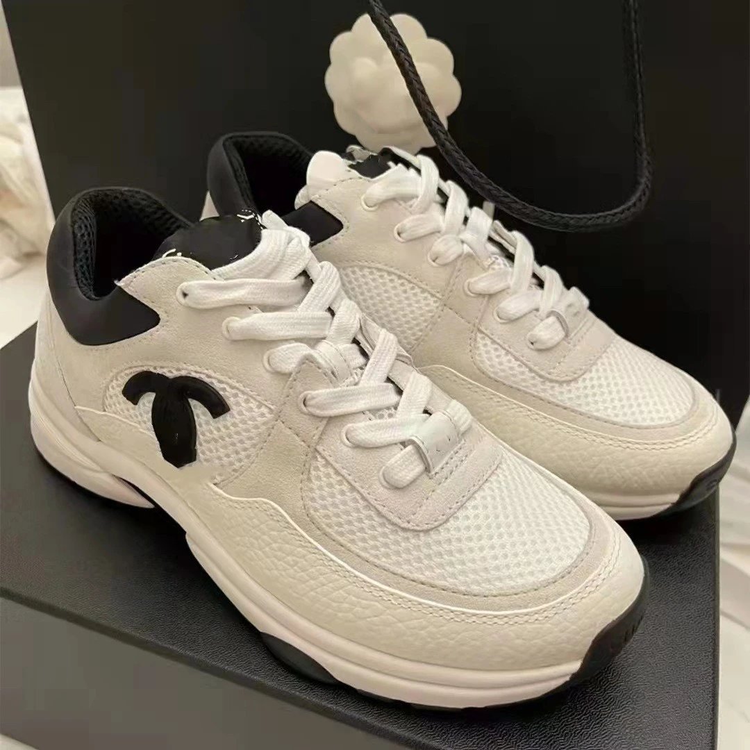 High version Xiaoxiangfeng retro panda white shoes 2024 new product sponge cake shoes low top color blocked lace up casual shoes for women
