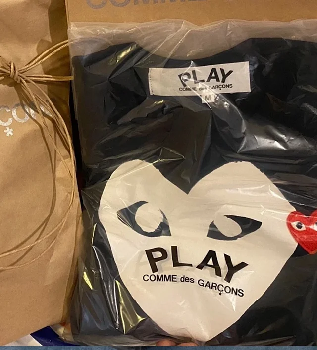 Comme des Garçons T-Shirts PLAY heart graphic product detail image 2