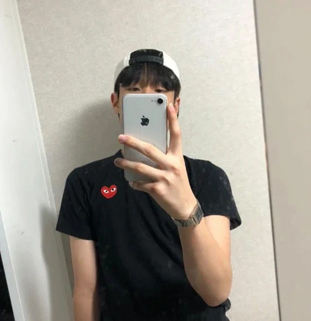 Comme des Garçons T-Shirts PLAY heart graphic product detail image 3