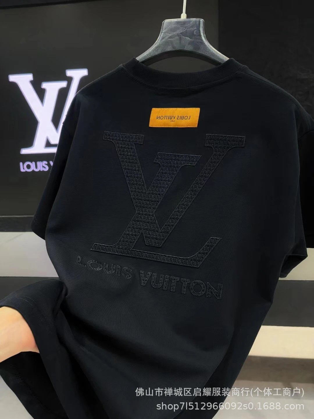 Louis Vuitton T-shirt Large LV Logo Inverted Label Black