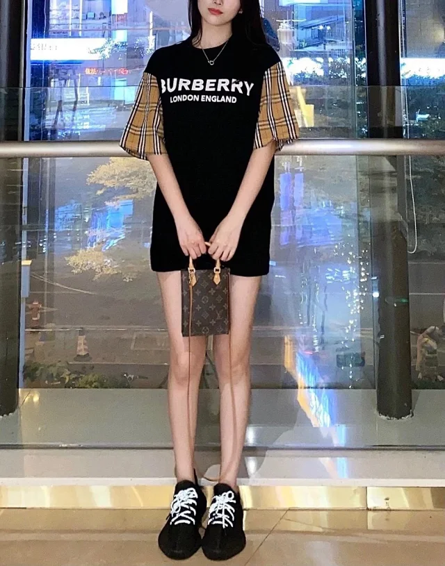 Burberry T-Shirts Short-Sleeve Graphic Logo T-Shirt product detail image 8